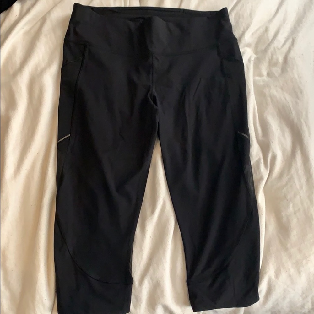Black cropped lululemon leggings